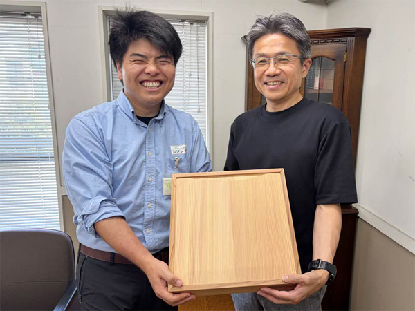 Mr. Aisa of Fujiichi Co., Ltd. (left) and Tomoki Yamashita, President of azuma Industrial (right).